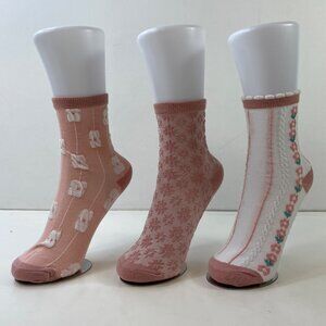 Womens Crew Socks Set 3 Textured Floral Pattern Pink White